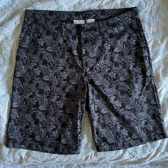 PXG Aloha Golf Shorts Men’s - Size 36 - Black Floral – VGUC - Picture 2 of 6
